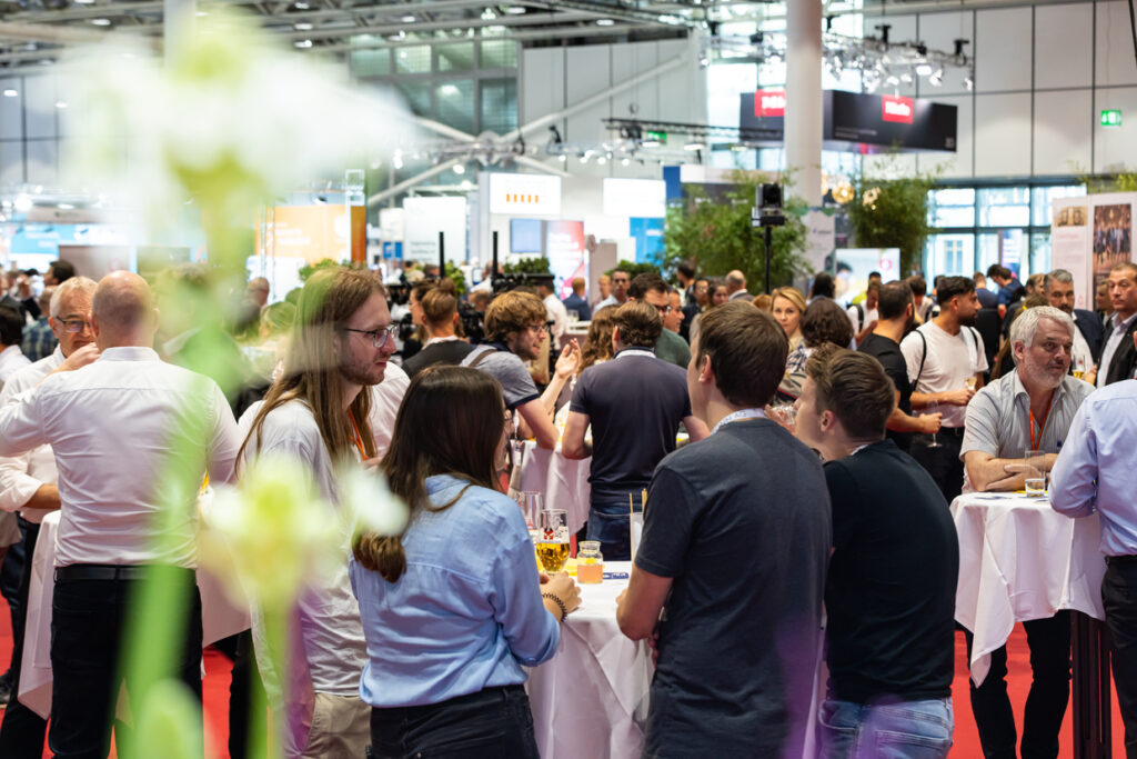 Menschen beim Networking bei der Ilmac